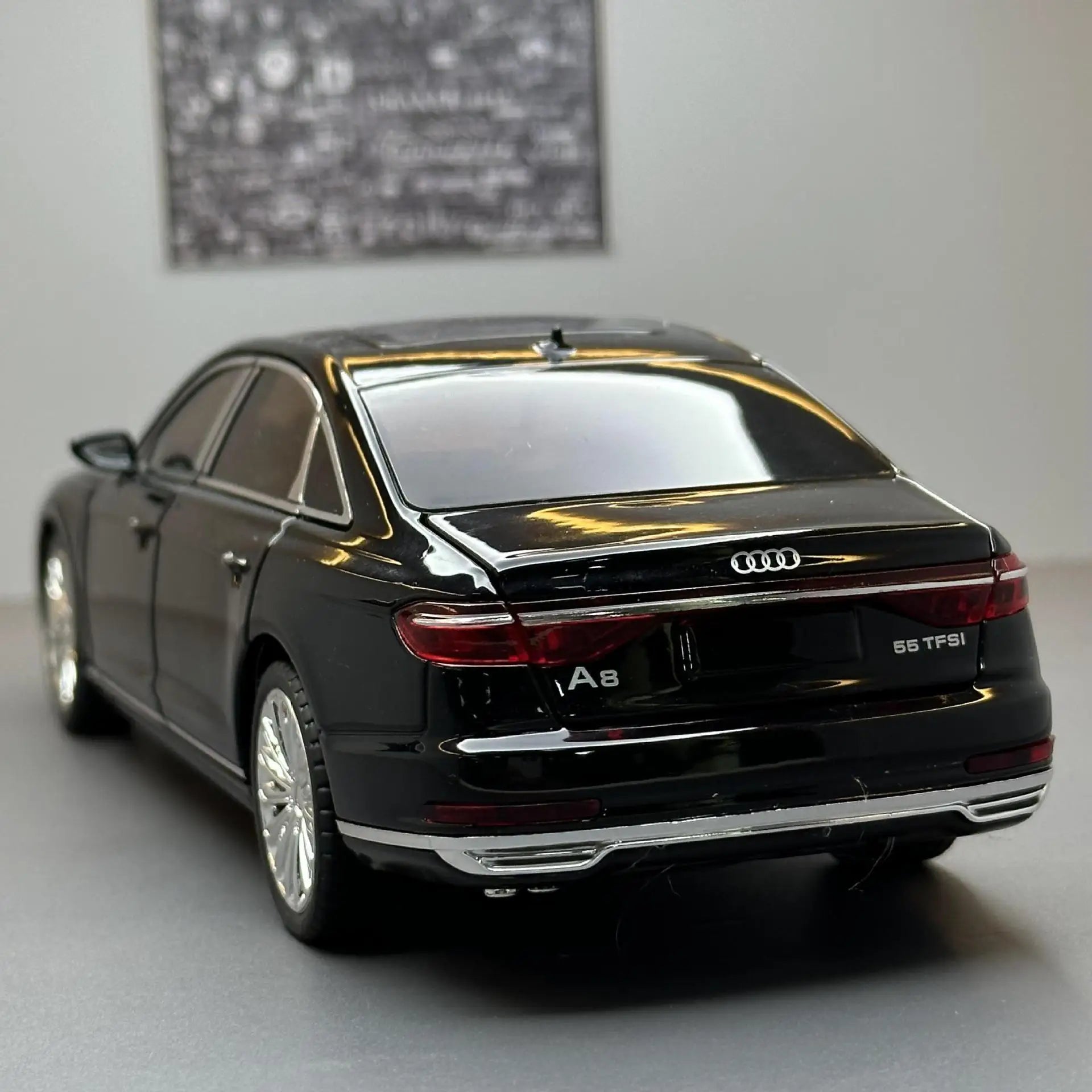 1:24 AUDI A8 modello di auto in lega pressofuso veicoli giocattolo in metallo modello di auto alta simulazione collezione di suoni e luci regali per bambini